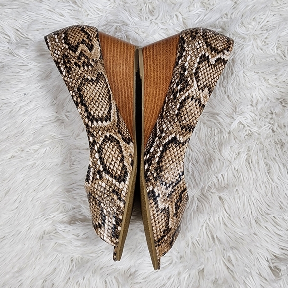 Journee Collection Snake Pattern Wedge 11 - Picture 5 of 11